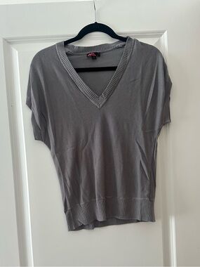 Forever 21 Gray V-Neck Short Sleeve Knit Top